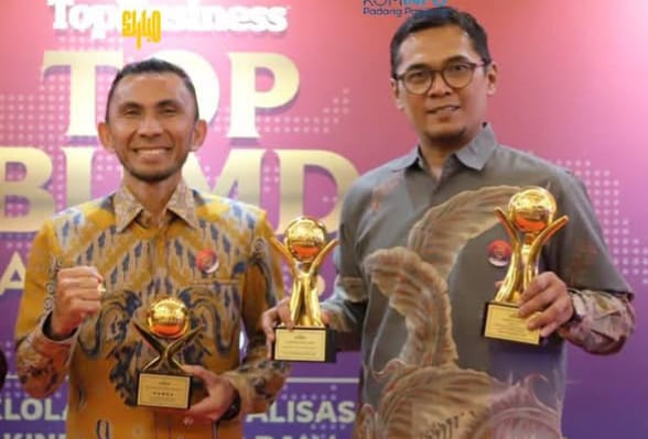 Wawako Allex Saputra Poto bareng bersama Kabag Keuangan Perumdan Tirta Serambi Syafwan Hadi usai terima penghargaan.